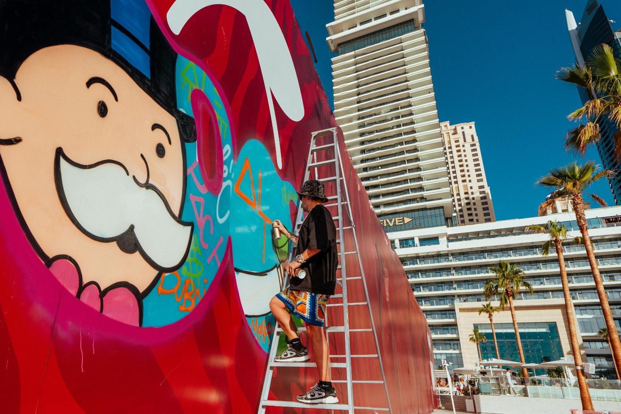 Five Luxe Hotel Дубай Екстериор снимка Artist working on a mural at the MGM Grand