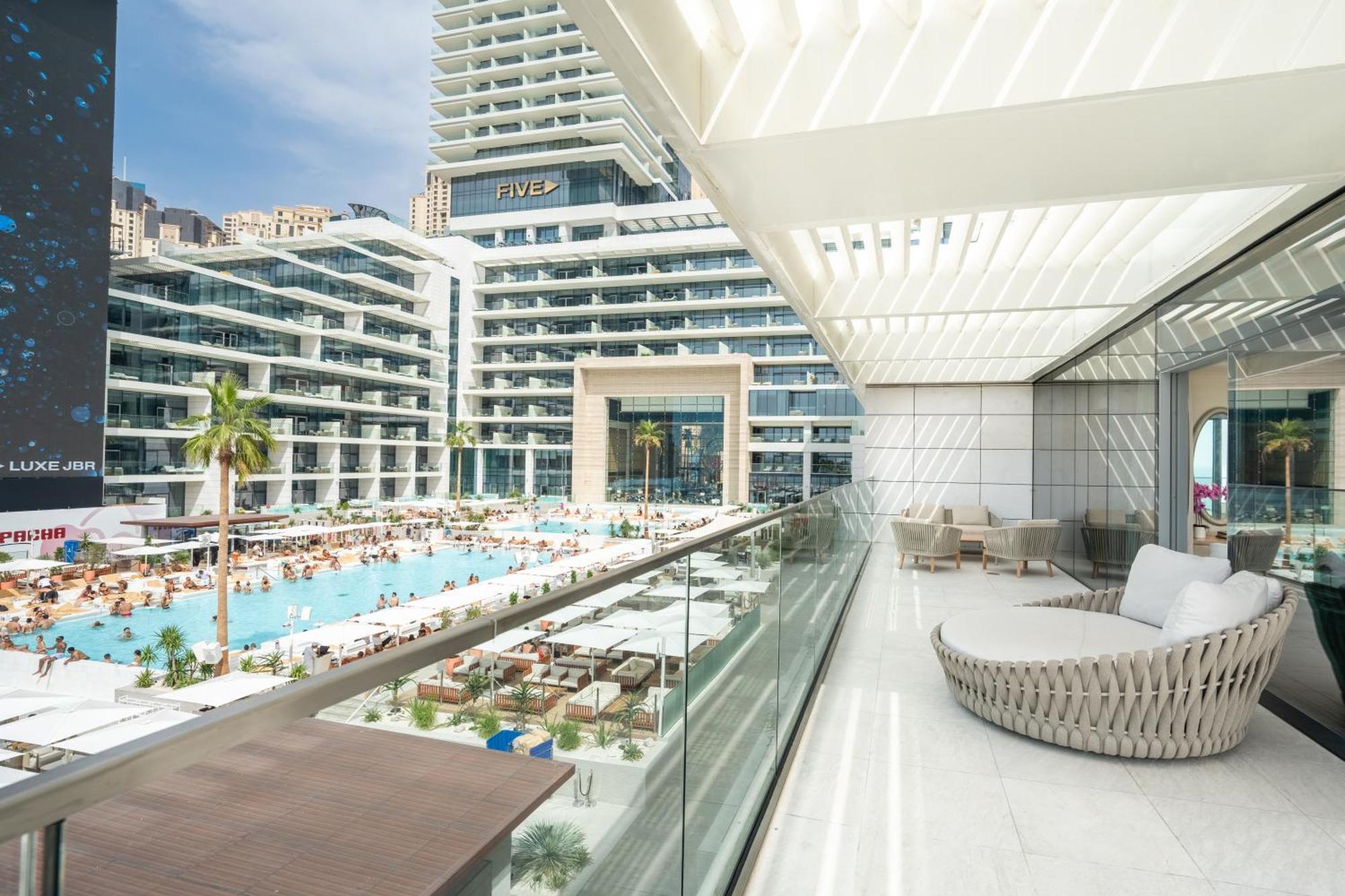 Five Luxe Hotel Дубай Екстериор снимка The pool at the Hilton Athens