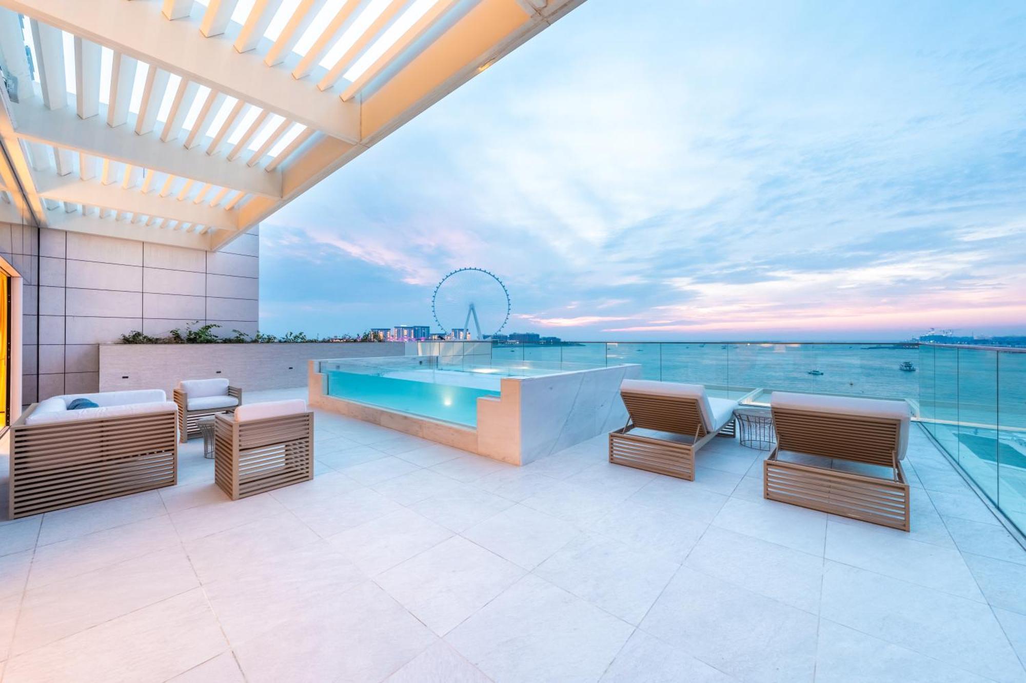 Five Luxe Hotel Дубай Екстериор снимка The rooftop pool at the hotel