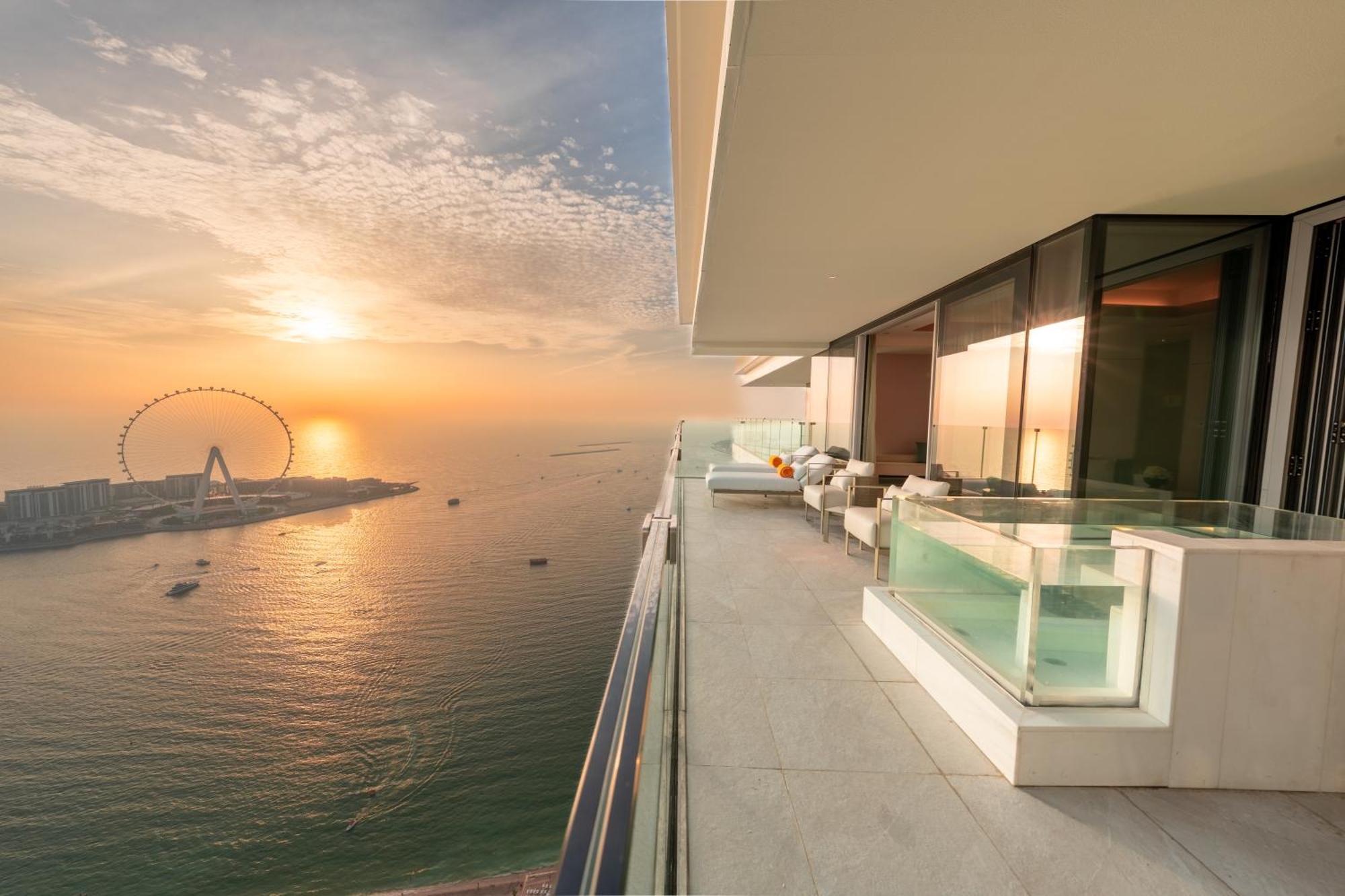 Five Luxe Hotel Дубай Екстериор снимка View of the Dubai Marina from the balcony of a Jumeirah at the Beach apartment