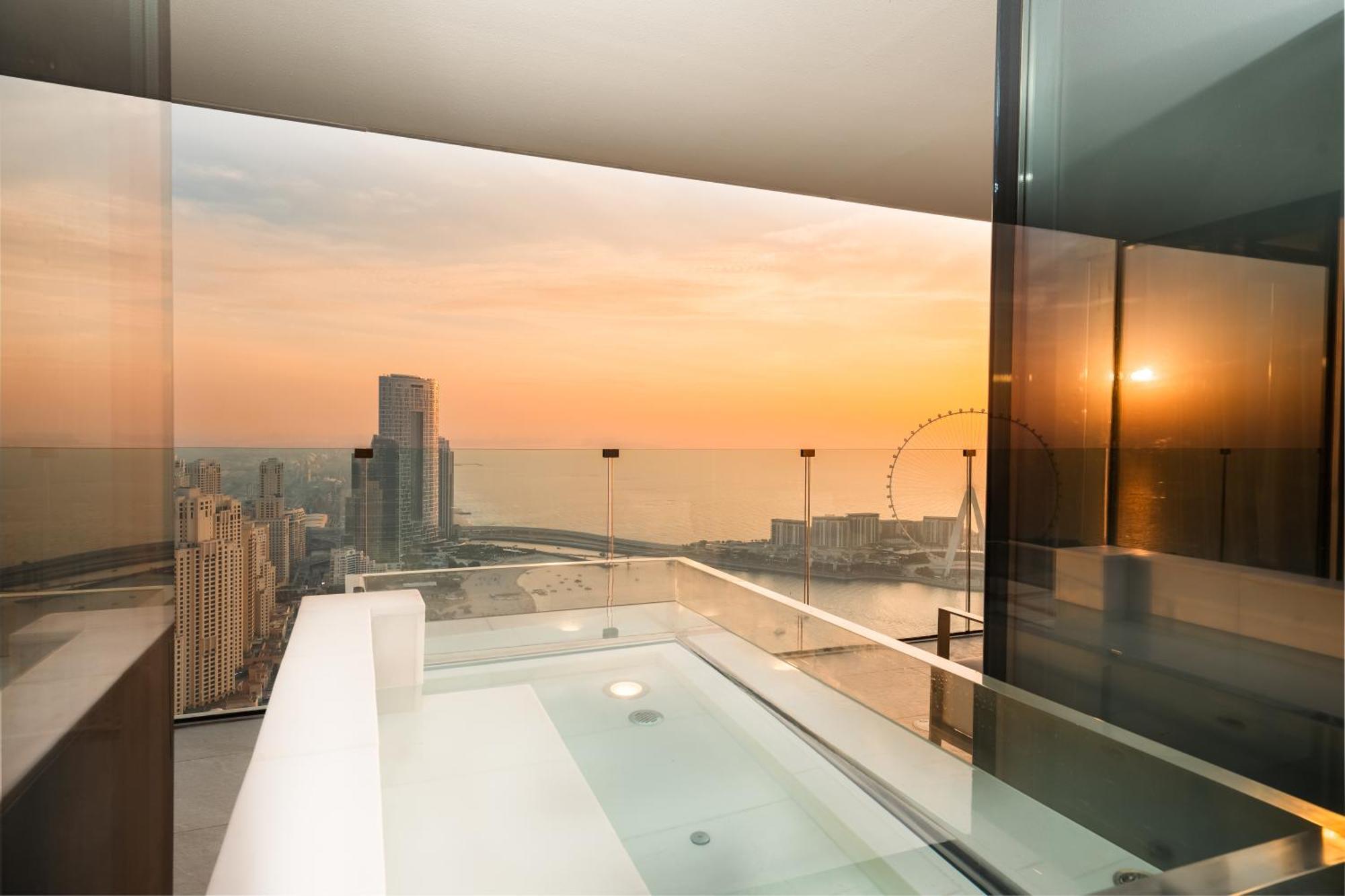 Five Luxe Hotel Дубай Екстериор снимка The view from the bathroom of a suite at the Marina Bay Sands