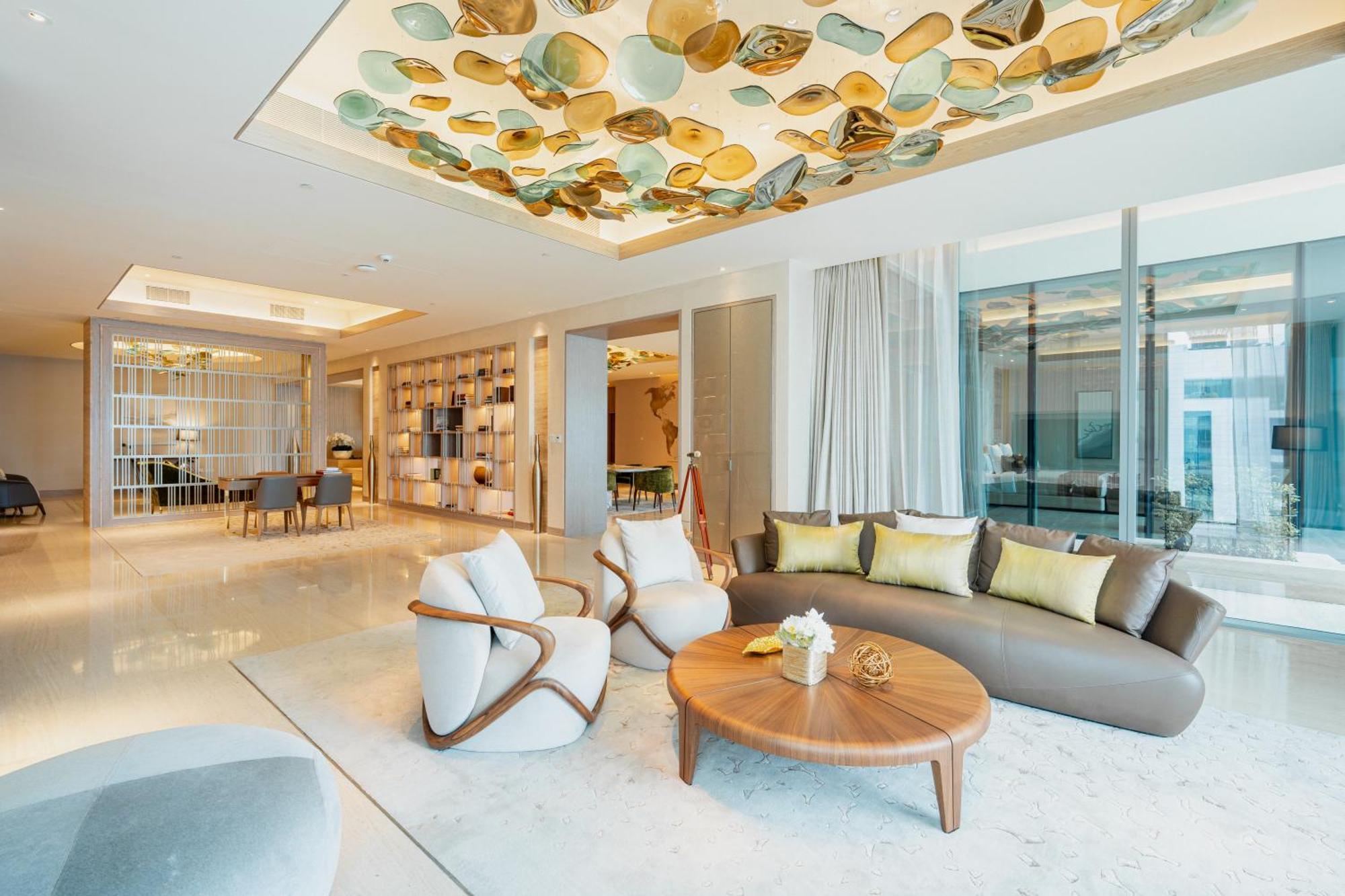 Five Luxe Hotel Дубай Екстериор снимка The living room of a three-bedroom penthouse