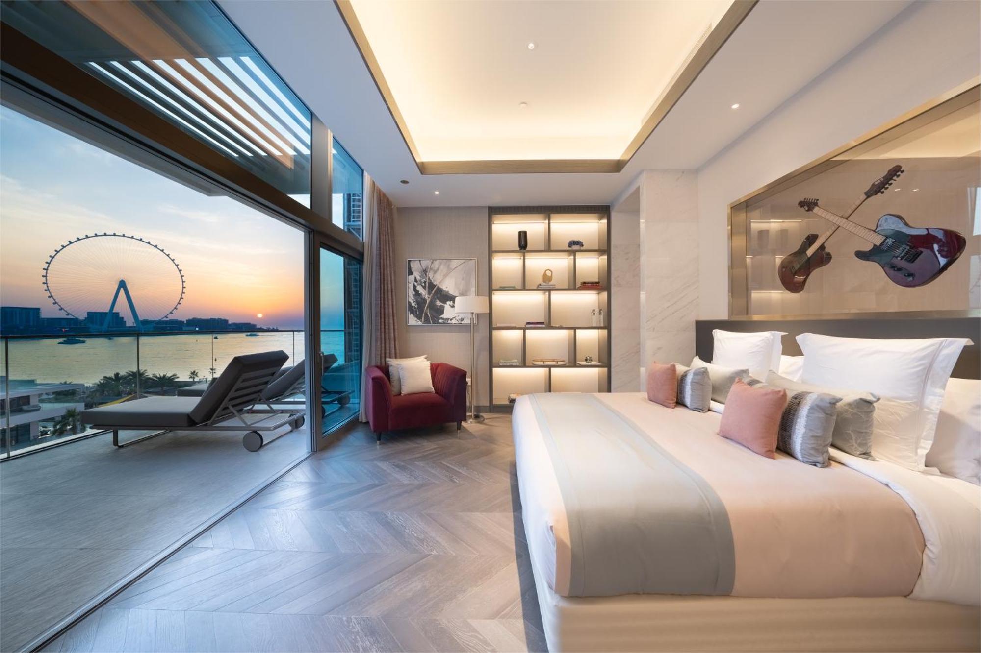 Five Luxe Hotel Дубай Екстериор снимка The bedroom of a Sky Suite