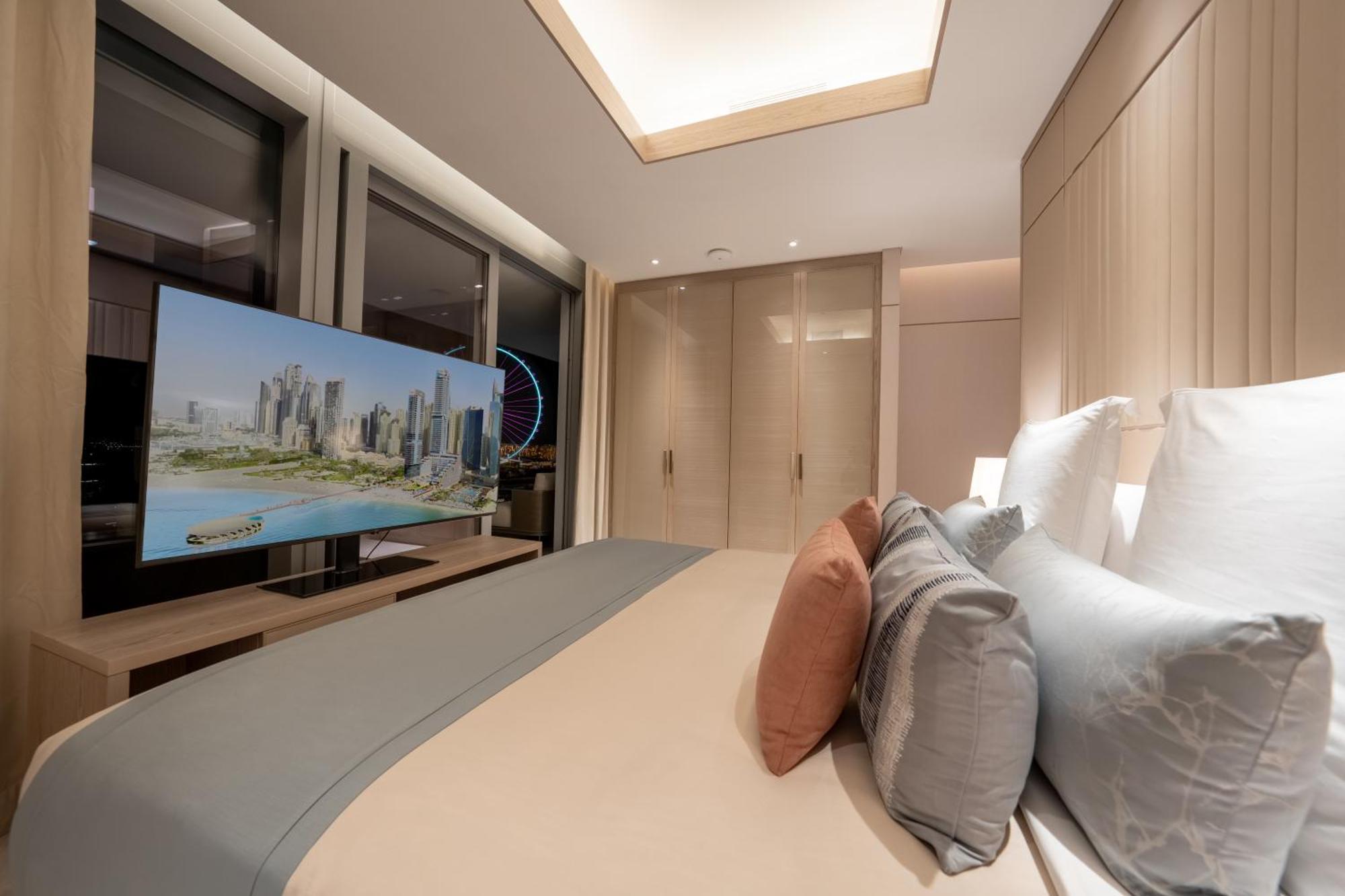 Five Luxe Hotel Дубай Екстериор снимка A bedroom in the Ritz-Carlton, DIFC