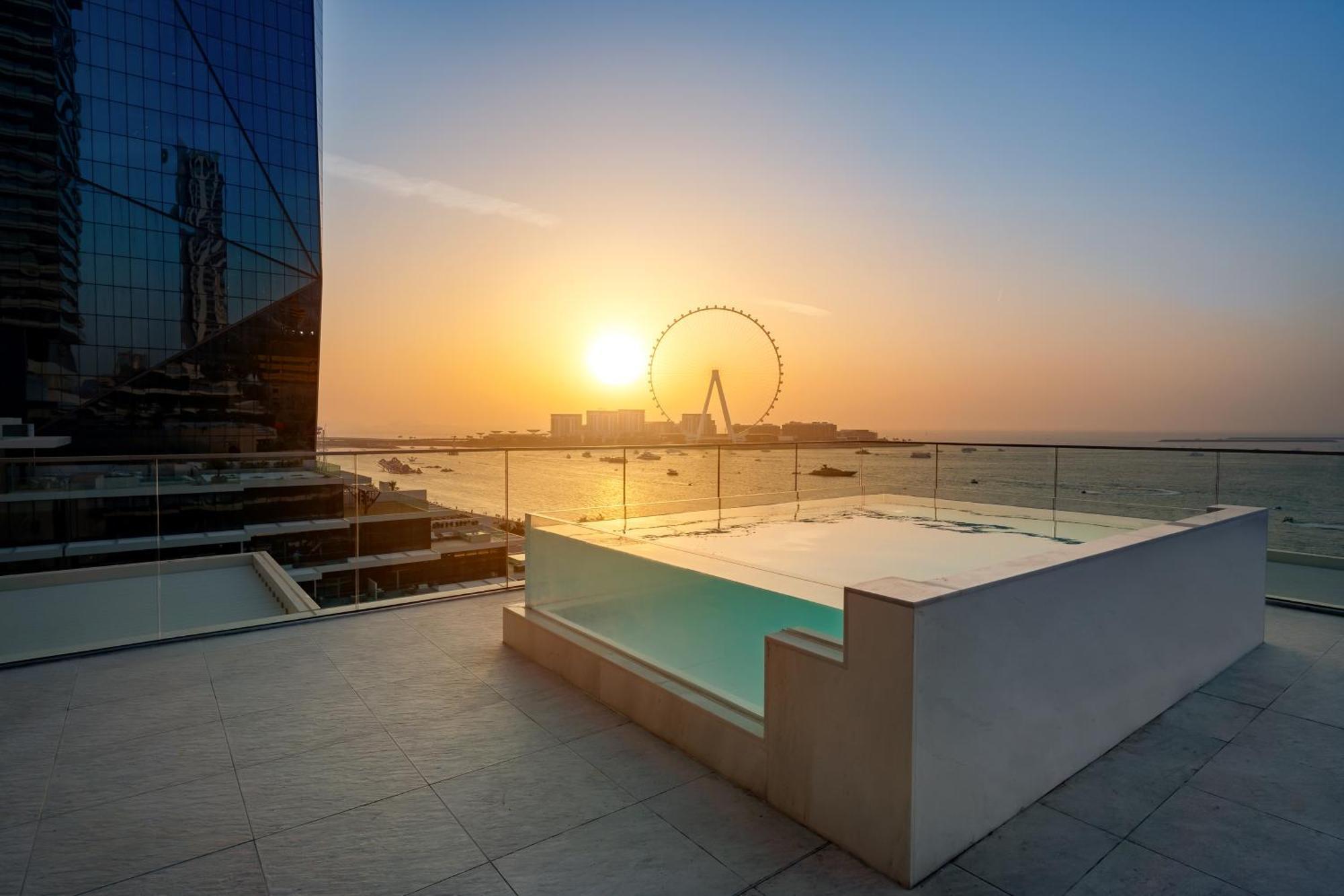 Five Luxe Hotel Дубай Екстериор снимка View of the Dubai Eye from the Address Sky Pool