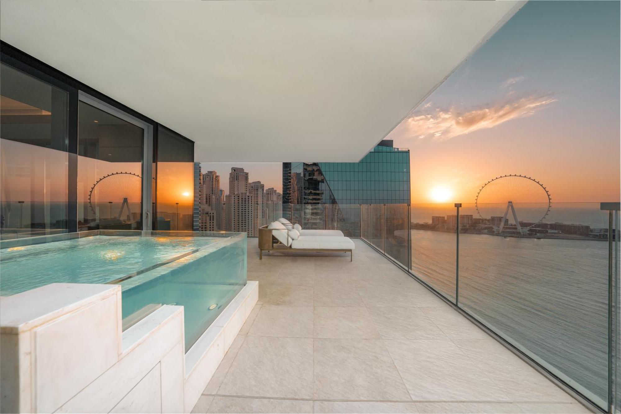 Five Luxe Hotel Дубай Екстериор снимка Sky Pool at The View
