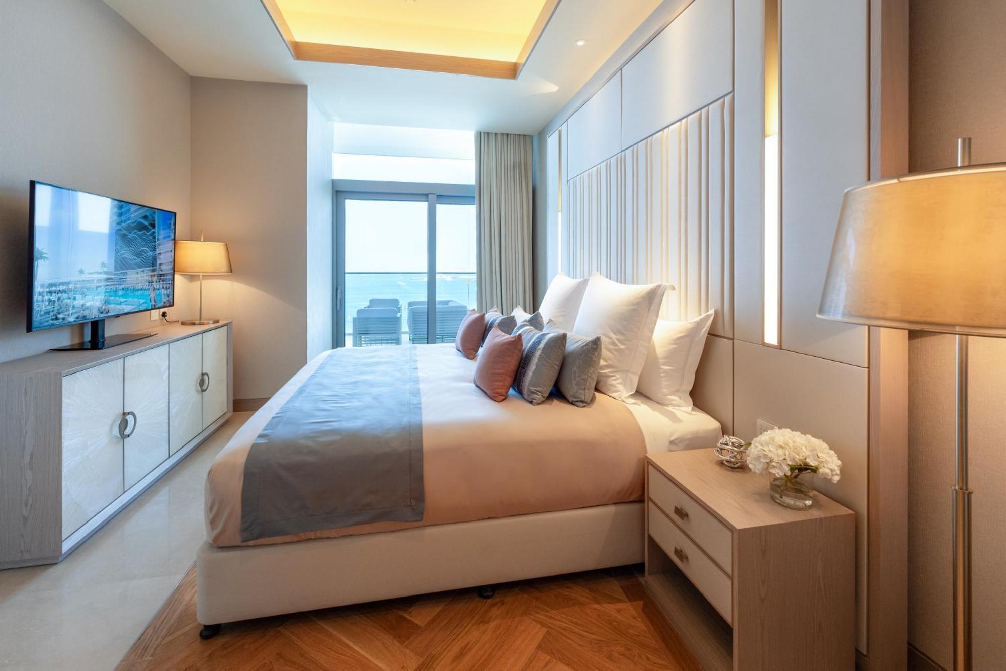 Five Luxe Hotel Дубай Екстериор снимка A bedroom at the hotel