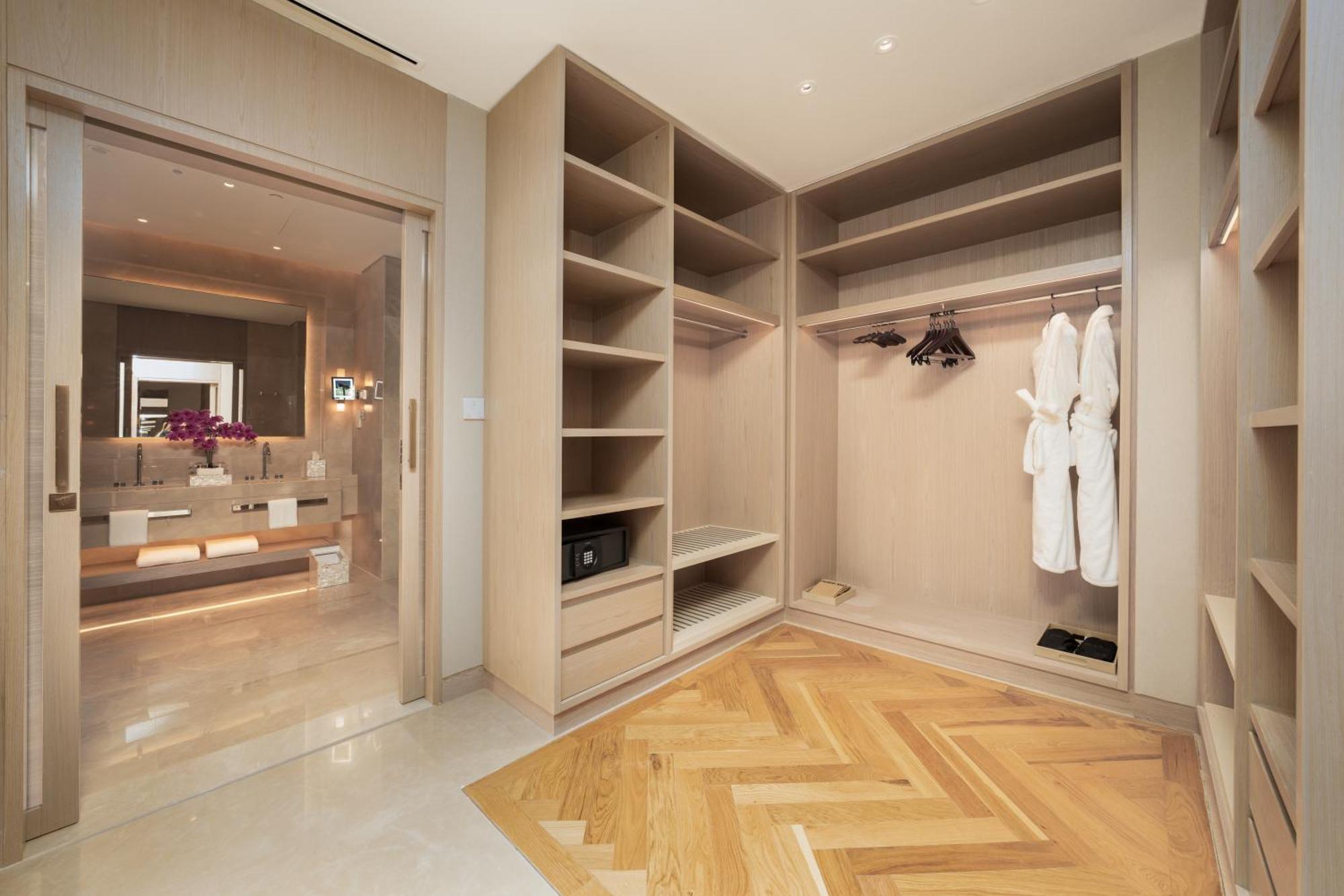Five Luxe Hotel Дубай Екстериор снимка A walk-in closet